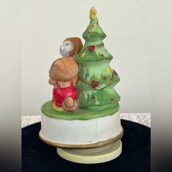 Vintage Christmas rotating music box || Christmas beavers around tree music box - Picture 7 of 10